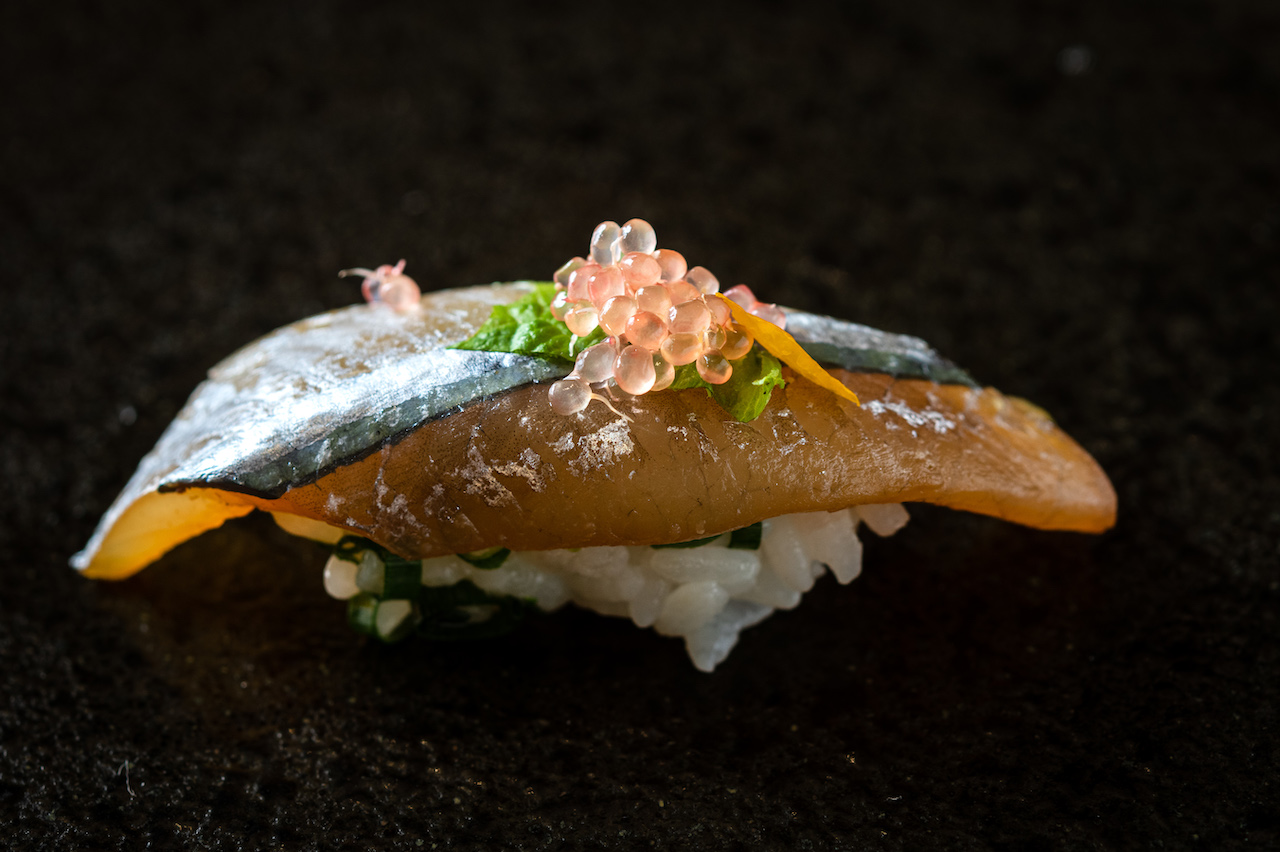 肉質甜脆的「澎湖水針魚」，搭配姆指檸檬風味明亮。（2,680元套餐菜色）
