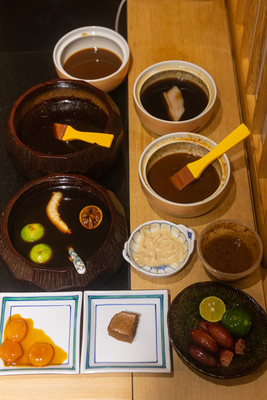五味澤和實特調數十碟祕製調味料，用來搭配握壽司，創造個人風味。