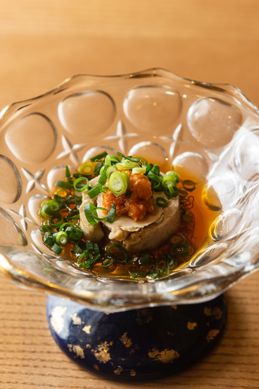 「鮟鱇魚肝水果酢」濃郁滑口帶圓潤酸味。（2,680元套餐菜色）