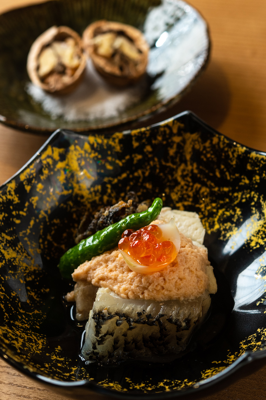 煮物「龍膽石斑」搭配鮭魚豆腐，魚肉厚實、膠質豐富。（2,680元套餐菜色）