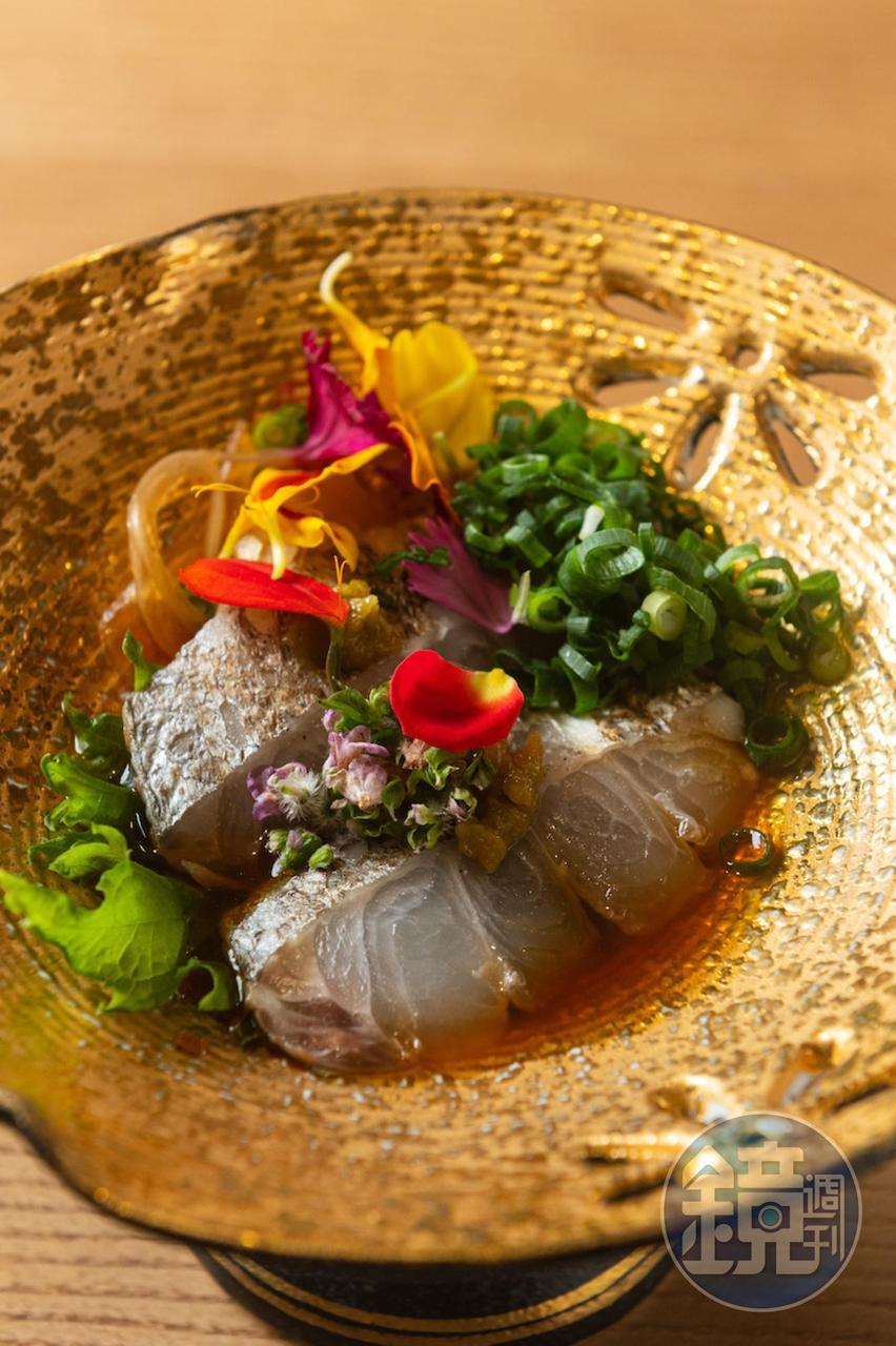 搭配柚子胡椒、紫蘇花的「太刀魚刺身」,滋味鮮鹹飽滿。(2,680元套餐菜色)