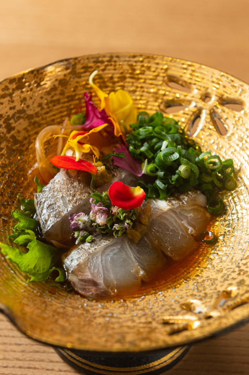 搭配柚子胡椒、紫蘇花的「太刀魚刺身」，滋味鮮鹹飽滿。（2,680元套餐菜色）
