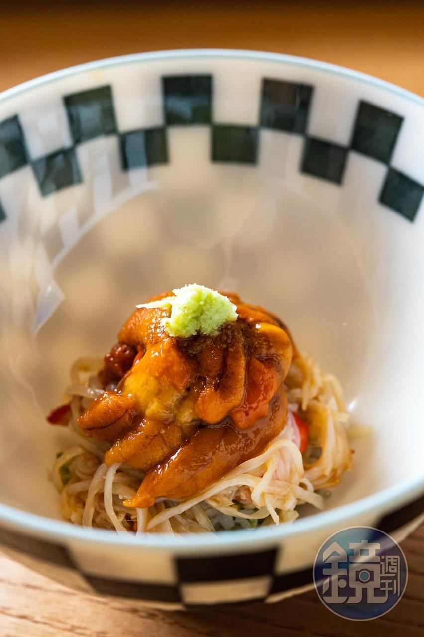 淋松露油、研磨烏魚子的「雲丹松葉蟹小丼」,海味濃郁。(2,680元套餐菜色)