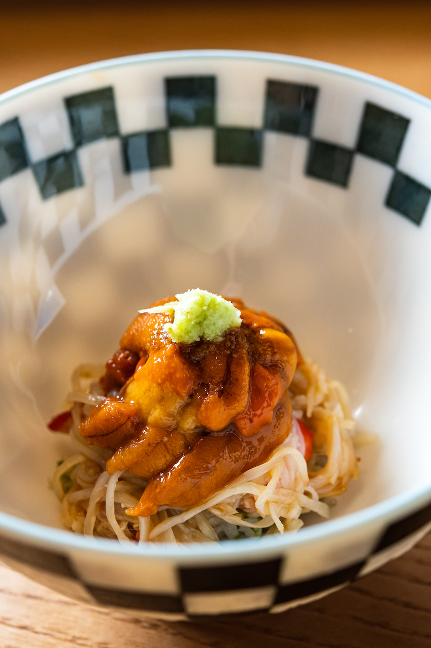 淋松露油、研磨烏魚子的「雲丹松葉蟹小丼」，海味濃郁。（2,680元套餐菜色）