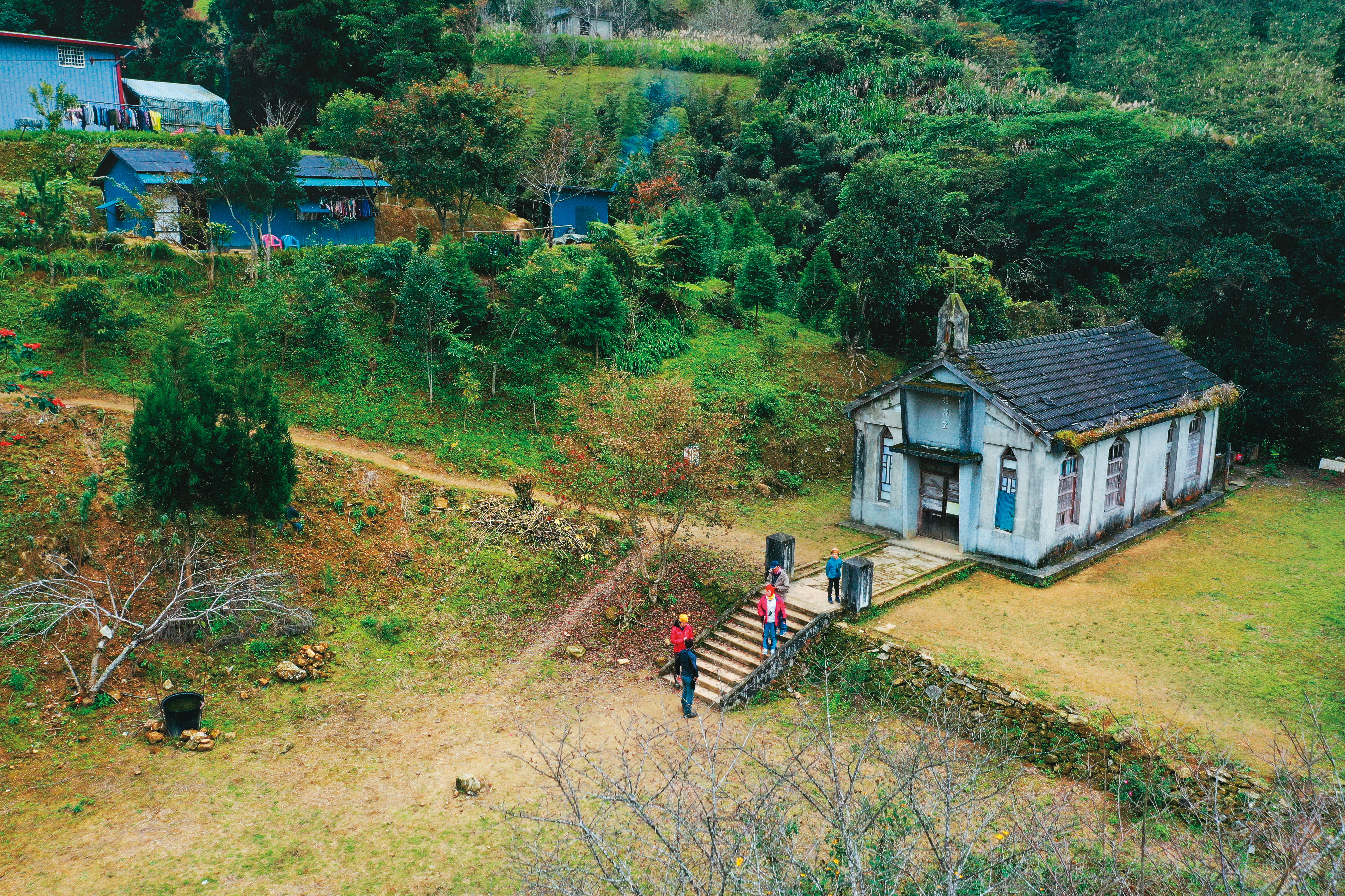 部落第一、二代地主曾在山上生活，亞泥進駐，後被迫搬離。圖為山上舊部落教堂。（地球公民基金會提供）