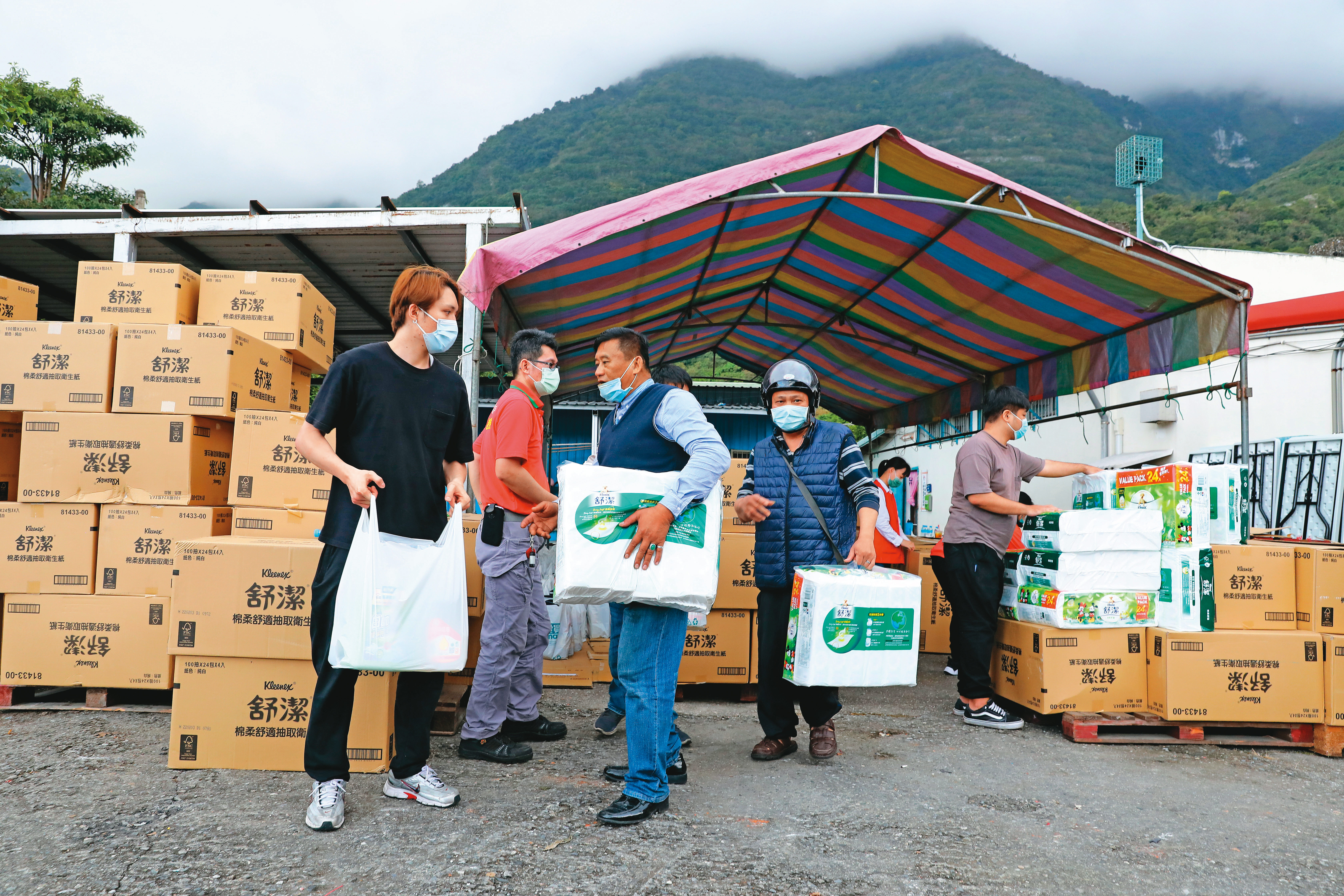 投票當天，亞泥發給投票者「紀念品」，族人投票後，可持票根到一旁的亞泥服務中心，領取米、衛生紙、醬油等物資。