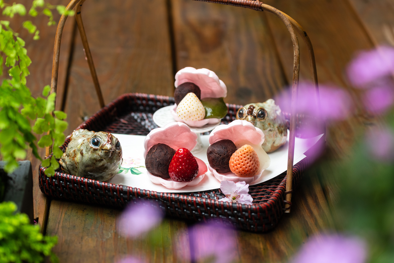 以石川縣米餅夾入草莓、麻糬紅豆的「櫻花最中」，米香蔓延。（250元／顆）