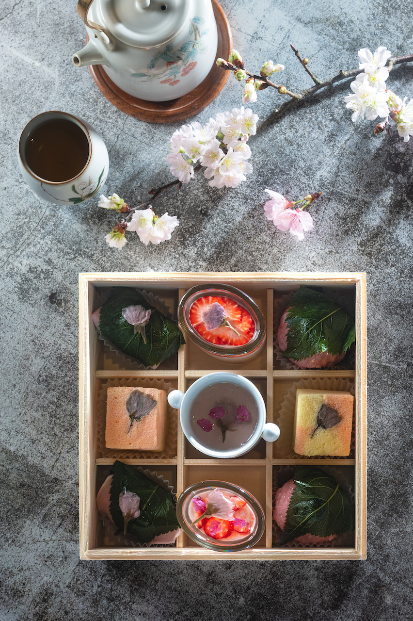 彷彿櫻花綻放的「花見禮盒九宮格」，春意盎然。（2,080元／九宮格、1,580元／六宮格）