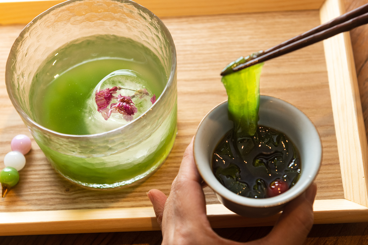 「艾草葛切」咕溜清涼，香草氣味濃郁。（220元起／份）