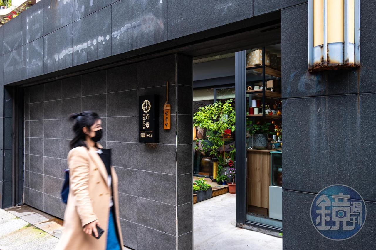 「卉堂」門面極簡，採預約制用餐，入內後才能懂得這是一間結合花藝、料理、選品等多項服務的日式甜點點。