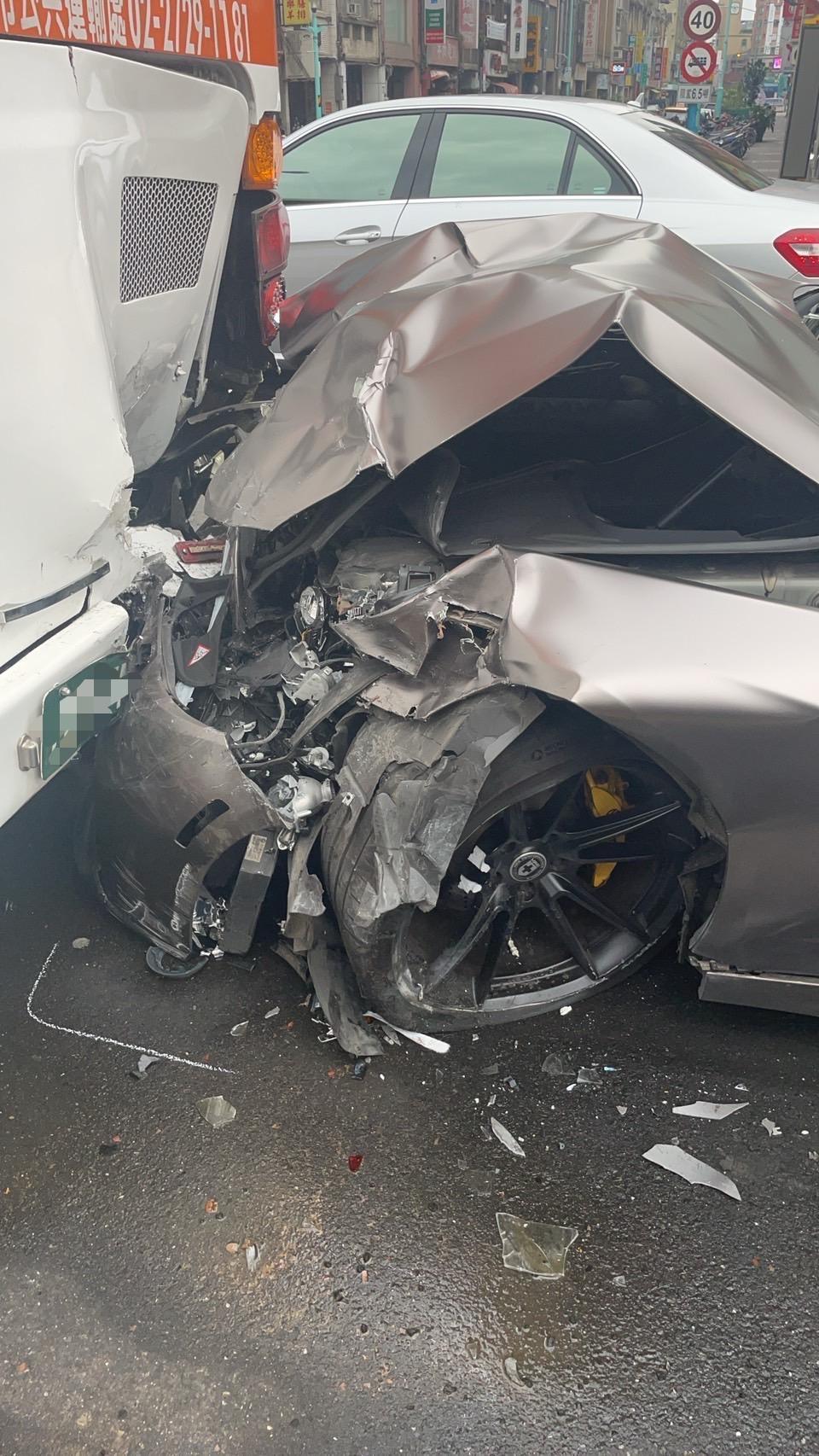 蔡男駕車撞上公車，導致車頭半毀。（翻攝畫面）