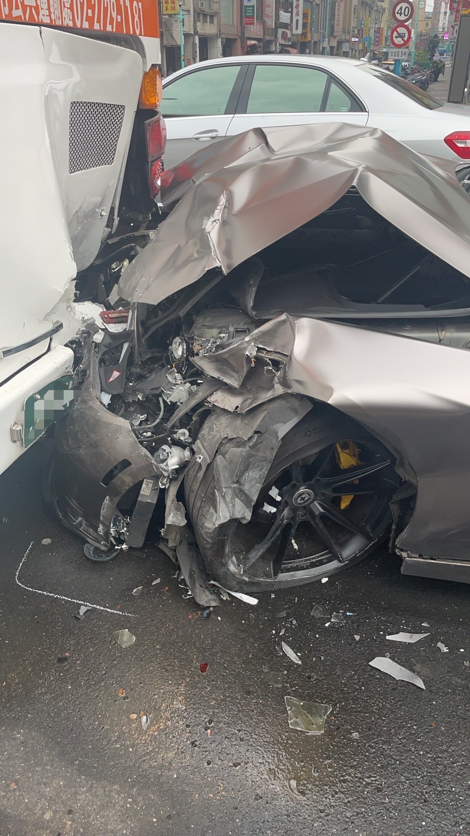 蔡男駕車撞上公車，導致車頭半毀。（翻攝畫面）