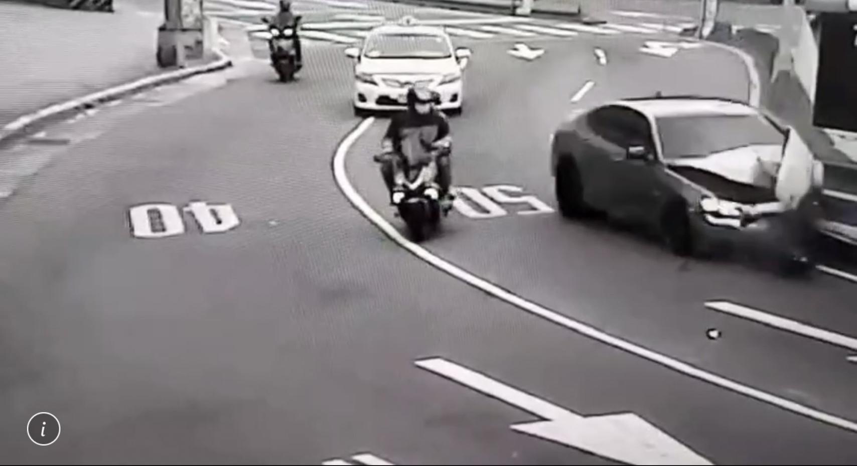蔡男駕車逃逸自撞公車車尾。（翻攝畫面）