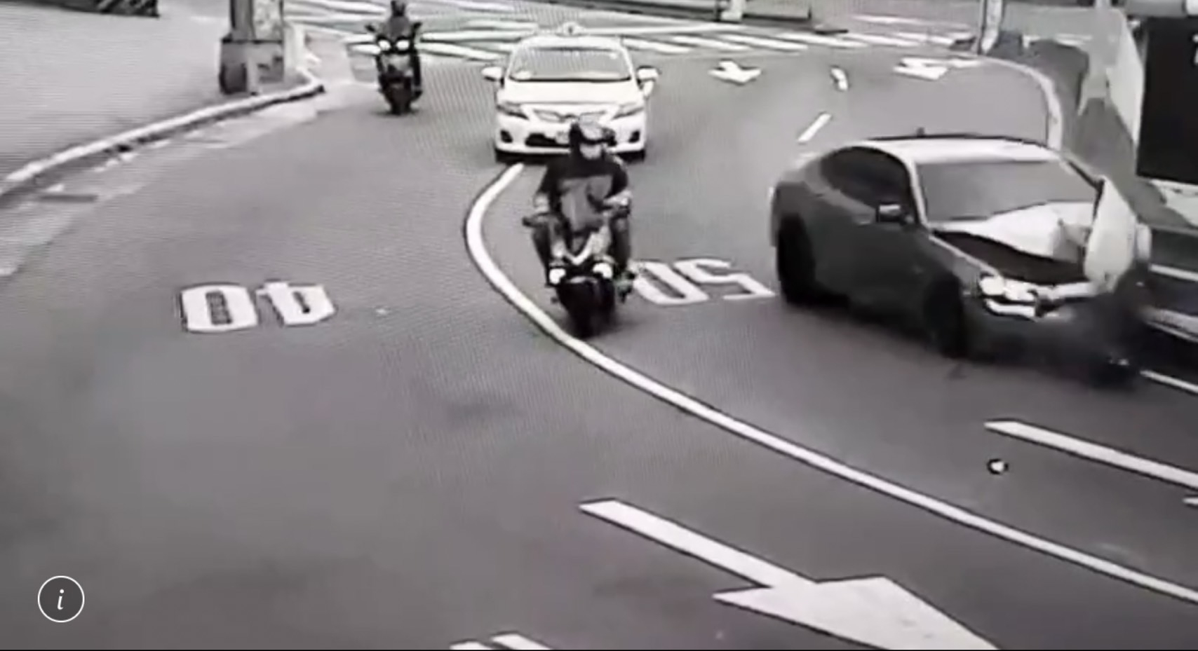 蔡男駕車逃逸自撞公車車尾。（翻攝畫面）