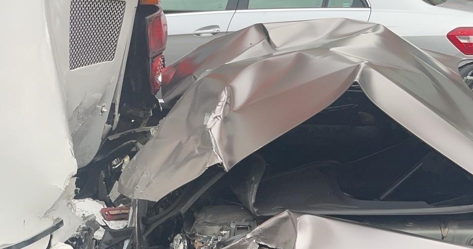 蔡男遇警拒檢，闖紅燈撞上機車肇事逃逸。（翻攝畫面）