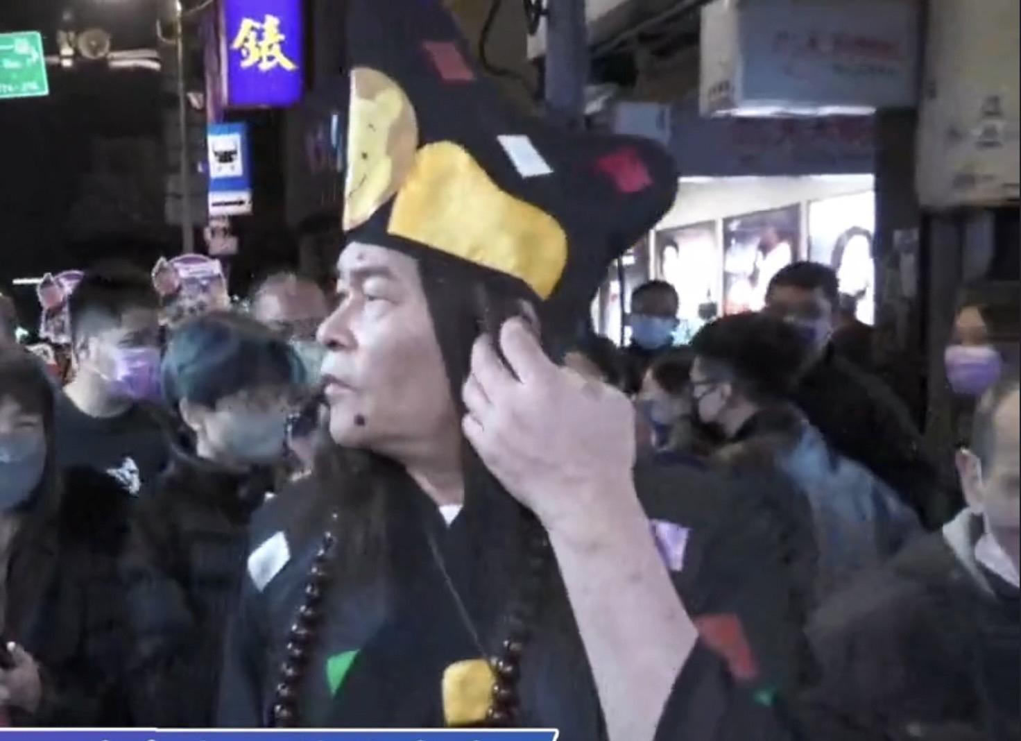 澎恰恰以濟公扮相現身艋舺夜市。(翻攝澎恰恰臉書)
