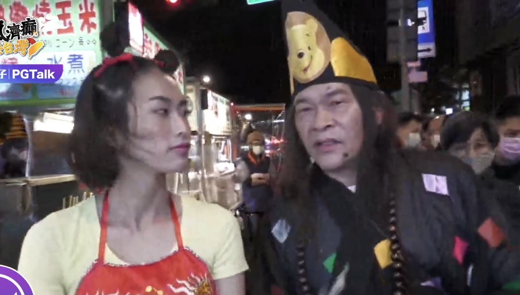 澎恰恰(右)和民眾互動氣氛熱絡。(翻攝澎恰恰臉書)