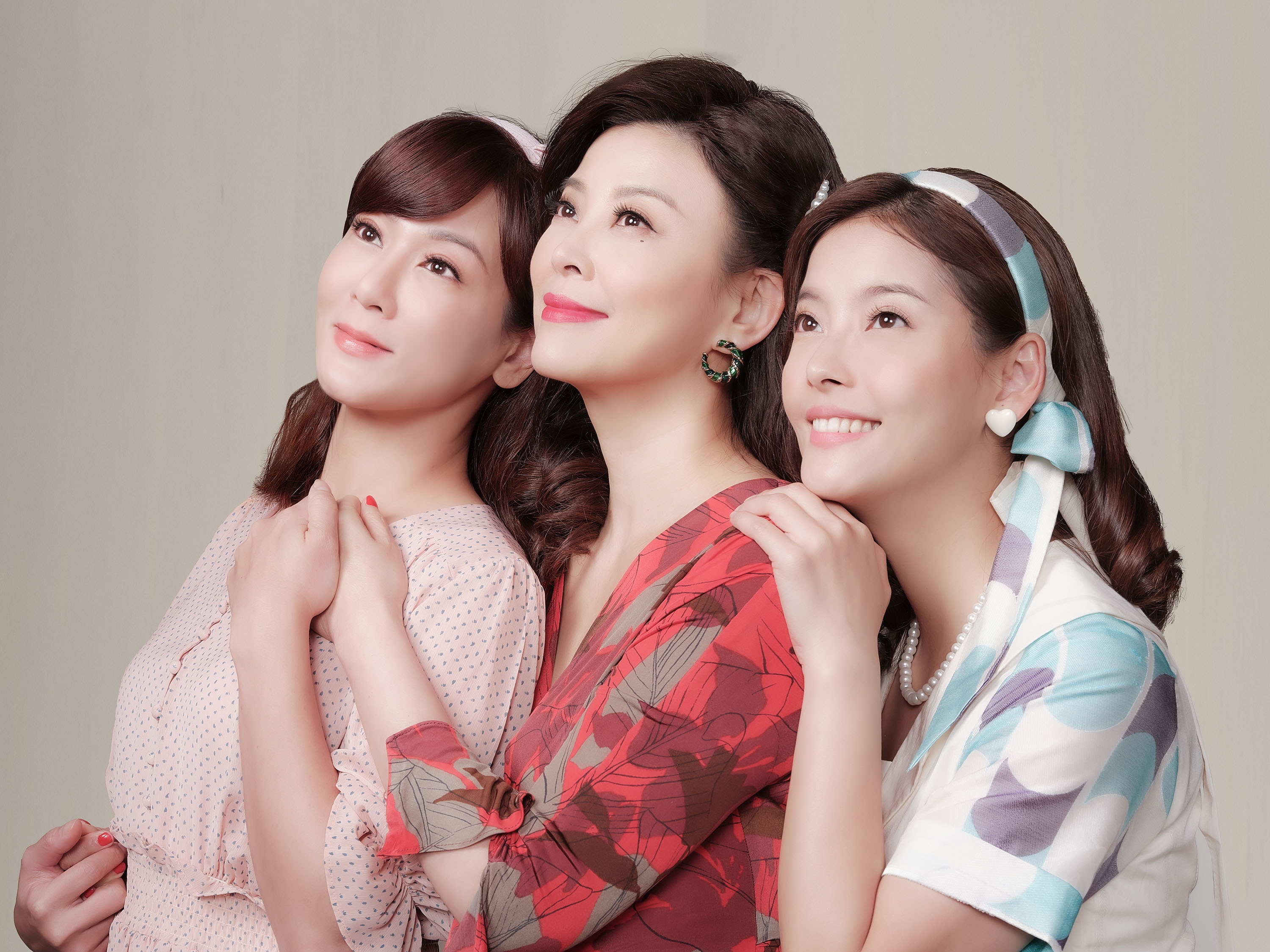 邱琦雯（左起）、方馨、王樂妍3人望向遠方充滿希望。（台視提供）