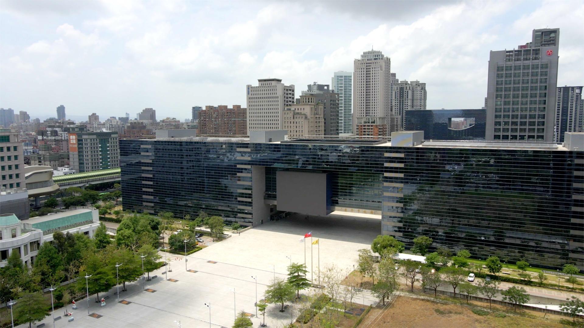 臺中新市政中心大樓以玻璃帷幕包覆,建築造型非常狀觀。
