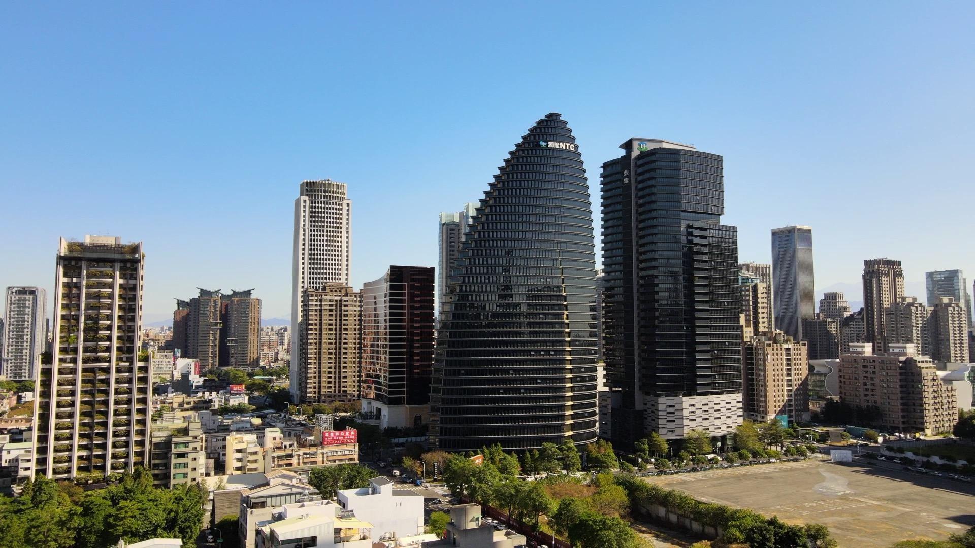 民間企業也越來越重視建築美學,會請國際建築師來做設計,無形中也讓臺中城市的樣貌變得更加多彩多姿。