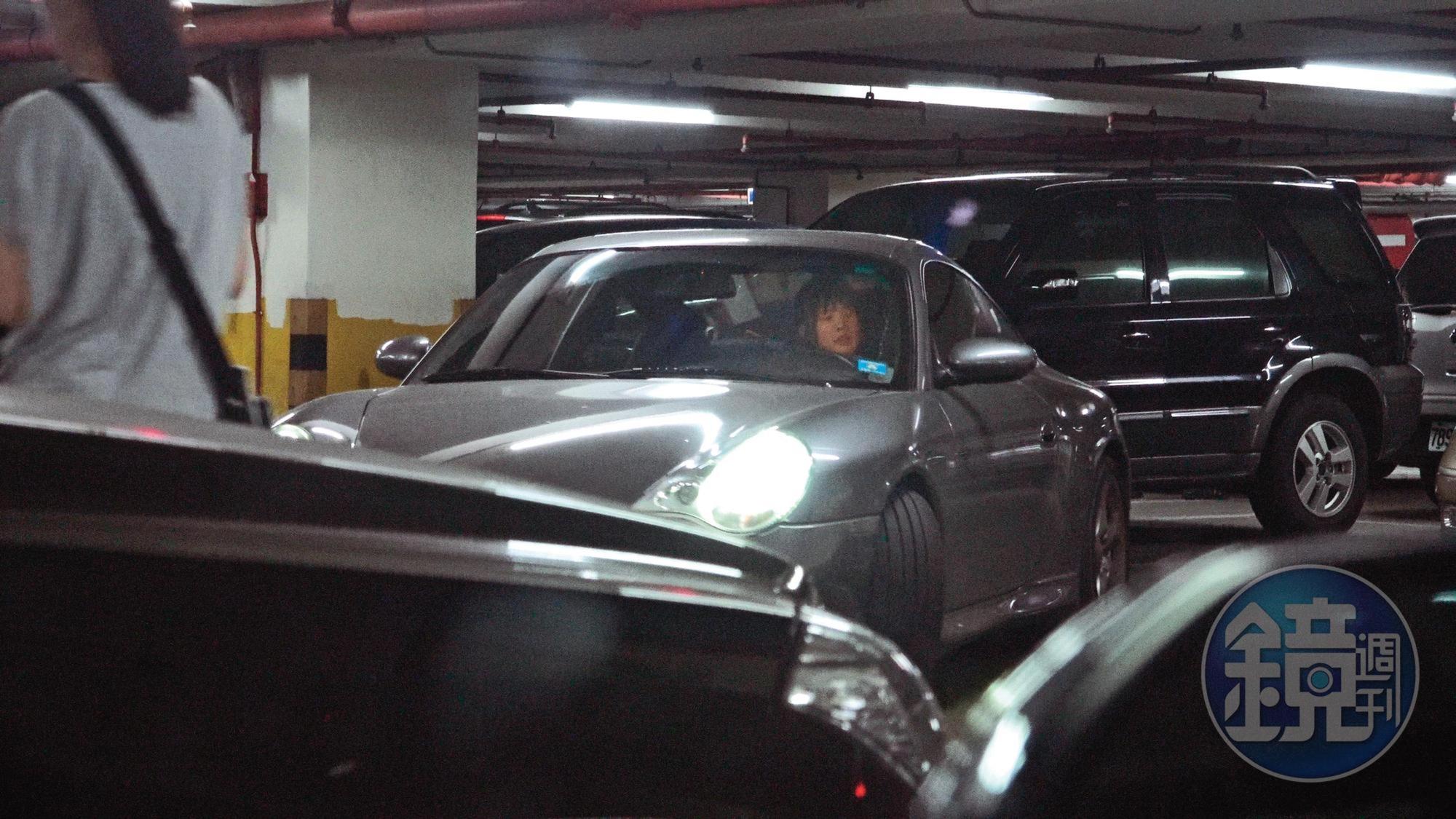 本刊前年直擊，吳心緹開著胡釋安的灰色保時捷出門又返回男方家。