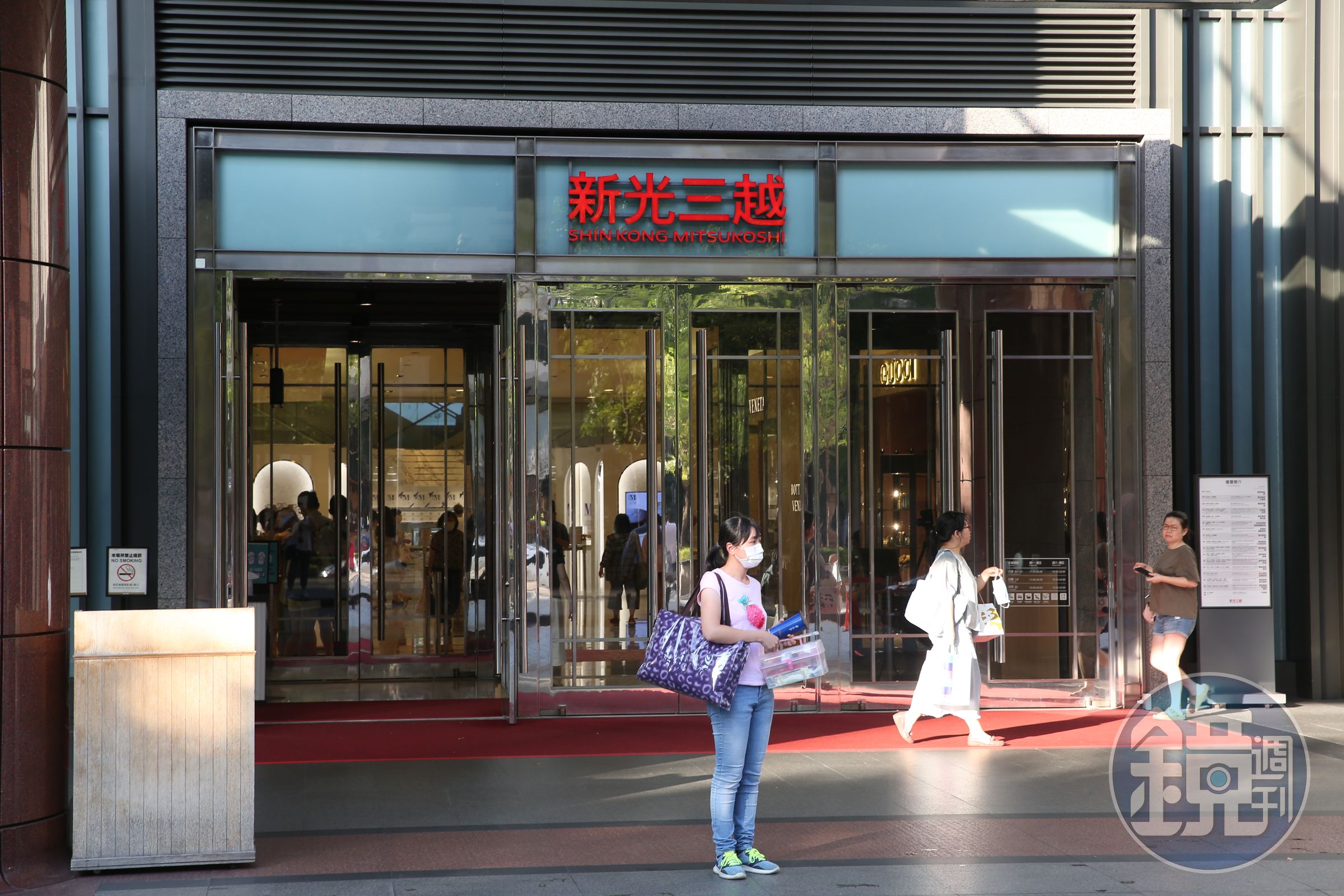 蟬連十年全台百貨單店業績王的臺中新光三越，位在七期蛋黃區，是豪宅頂端人士購物最方便之地。