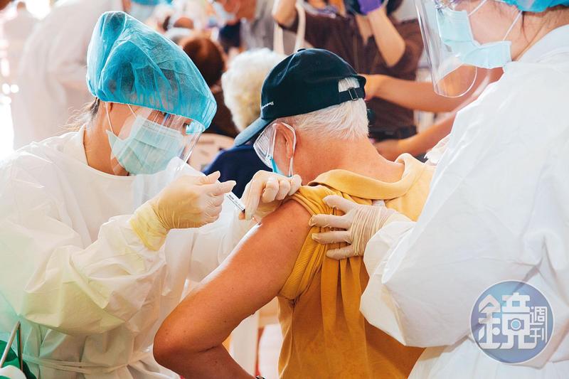 指揮中心鼓勵長者接種疫苗。（示意圖，本刊資料照）