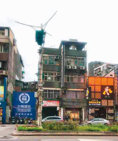大輪建設先前在台北市八德路4段立招牌販售預售屋（紅框處為基地）。（讀者提供）