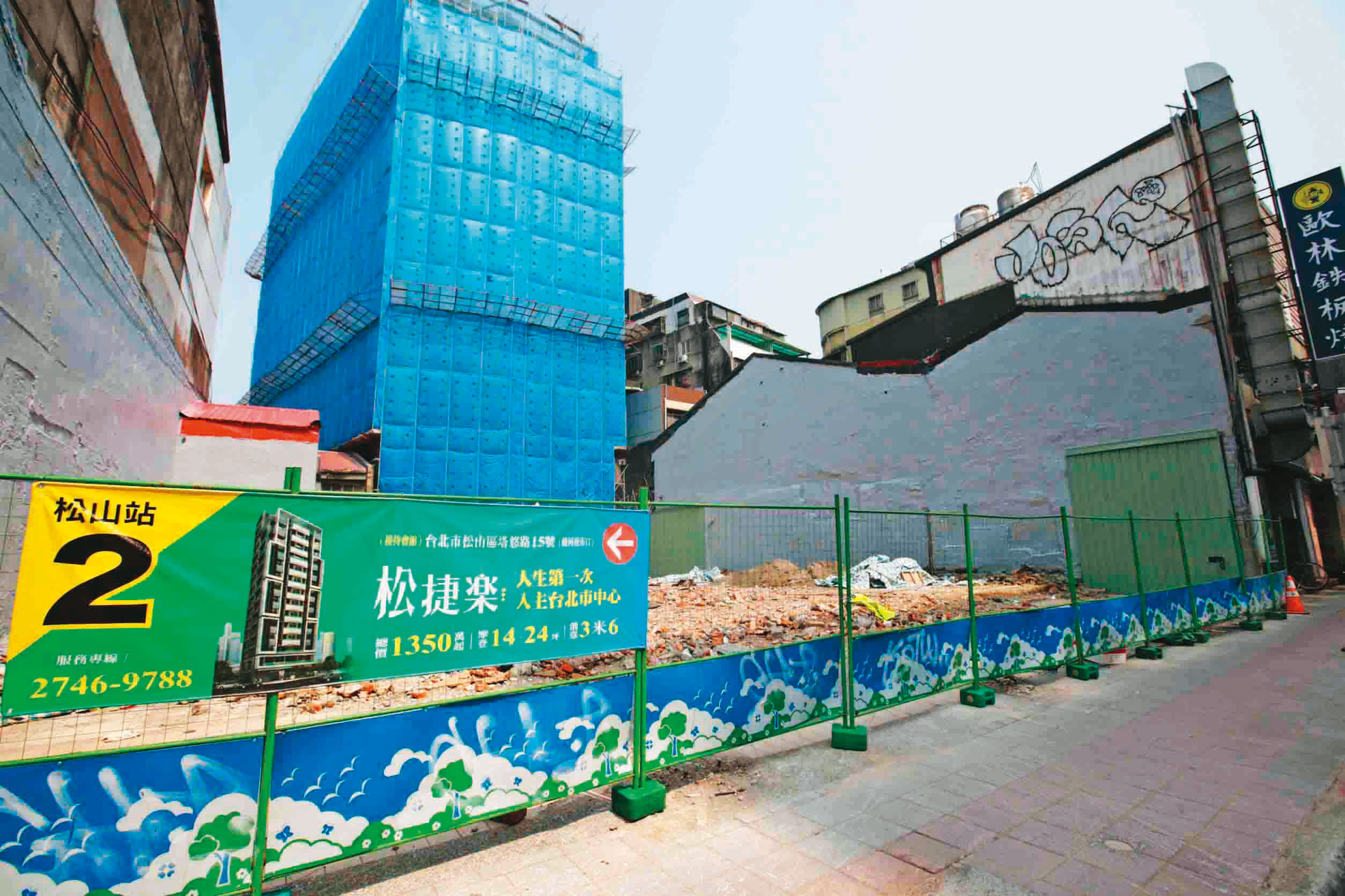 大輪建設「幽靈建案」原址現由花樣公司接手，該處原本老舊建築已拆除。