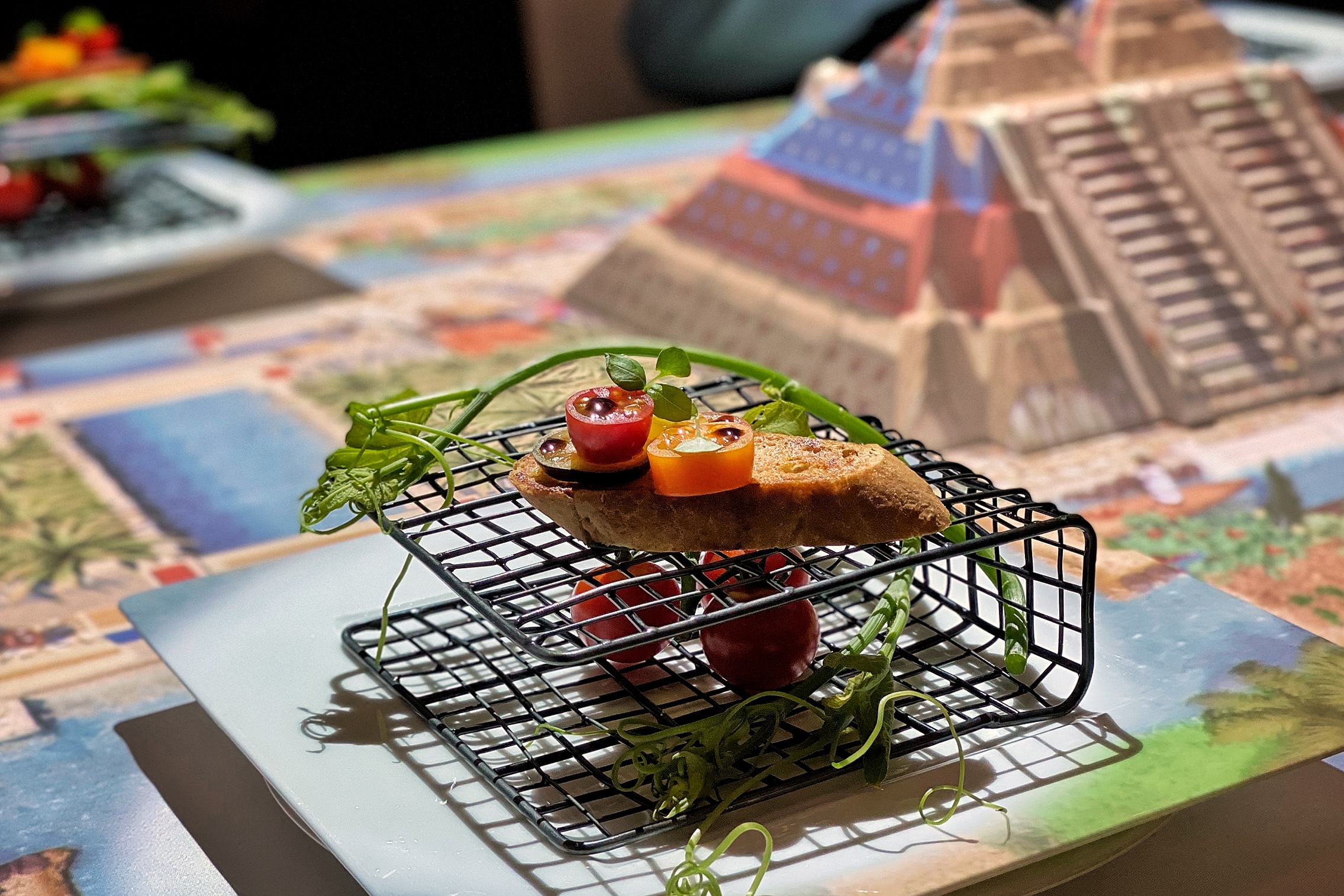 總是在每座城市掀起美食旋風的「Le Petit Chef 世界上最小的廚師」，全新第三集「最強主廚養成計畫」從即日起至8月底在台北君悅酒店獨家演出。