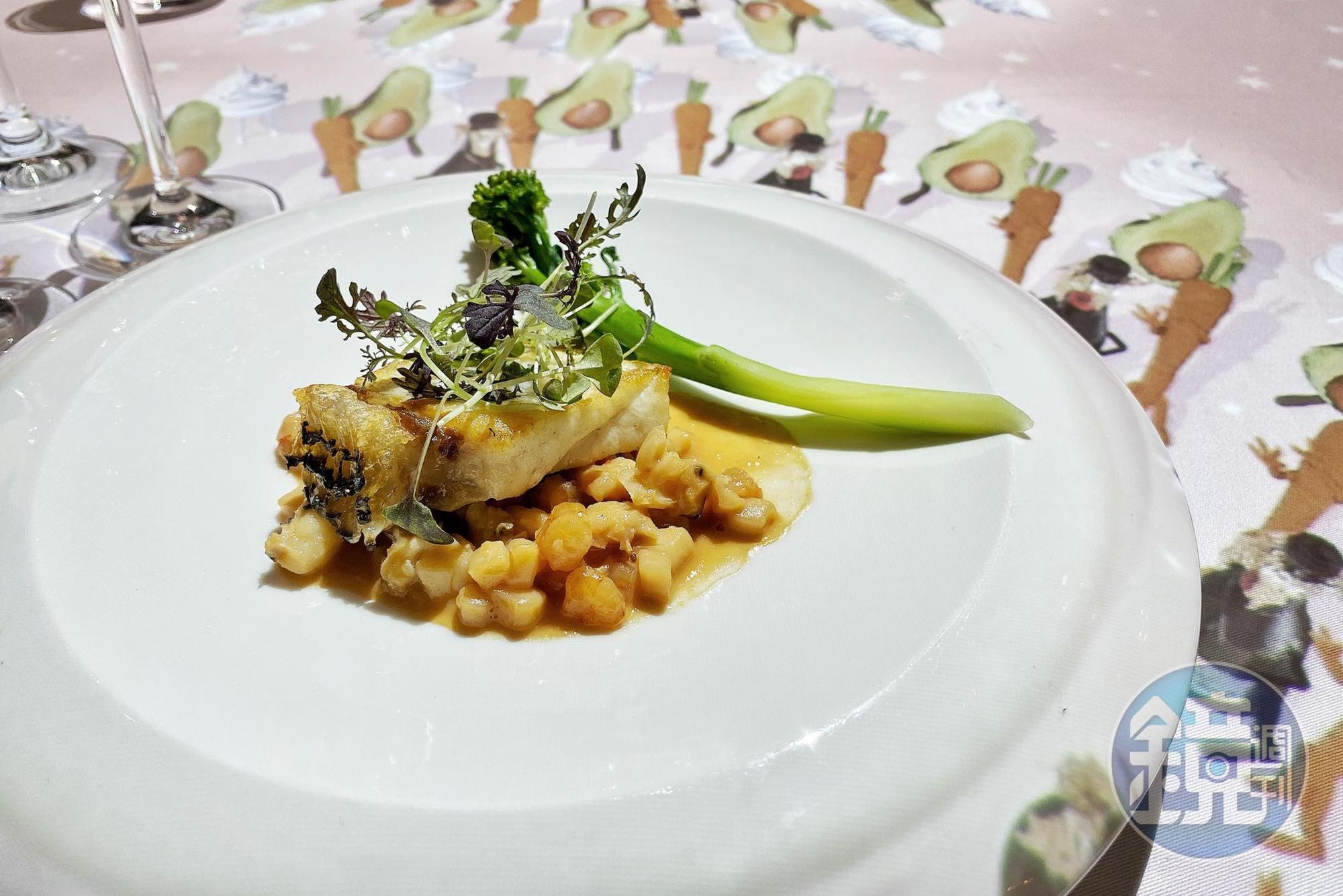 「龍膽石斑.龍蝦海鮮醬」使用肉質鮮彈的香煎頂級龍膽斑,搭配加入滿滿淡菜、鮮蝦、小卷、龍蝦頭等細火慢熬八小時而成的濃醇海鮮醬、從食材到烹飪的過程,就像充滿張力的音樂劇演出。