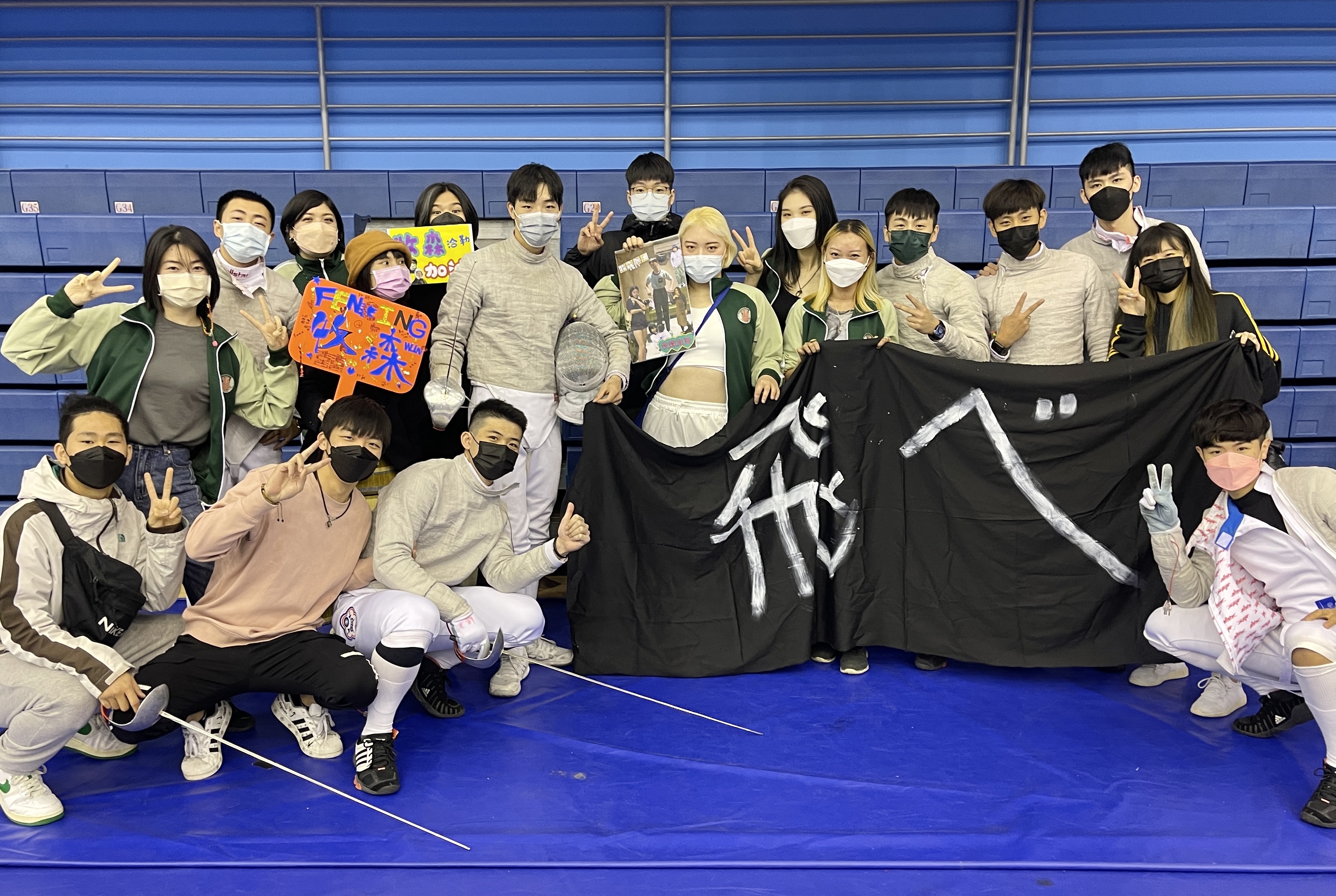 牧森因拍戲接觸擊劍，學了4個月首度參加比賽，電影劇組工作人員特地到場應援。（周子提供）