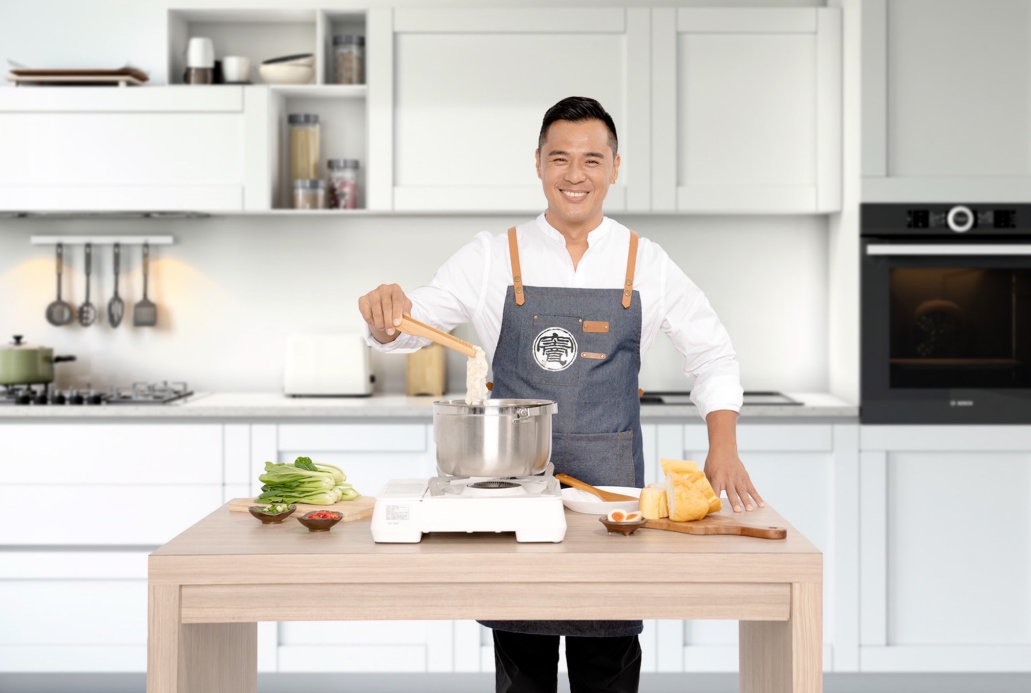 竇智孔為妻兒拚夢想，匯集外景接觸大眾經驗推拌麵副業「竇陣麵」 。（竇陣麵提供）