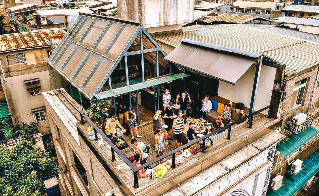 李愛綺的健身房有個半露天小酒吧，因常辦派對擾鄰，遭到檢舉。（翻攝臉書）