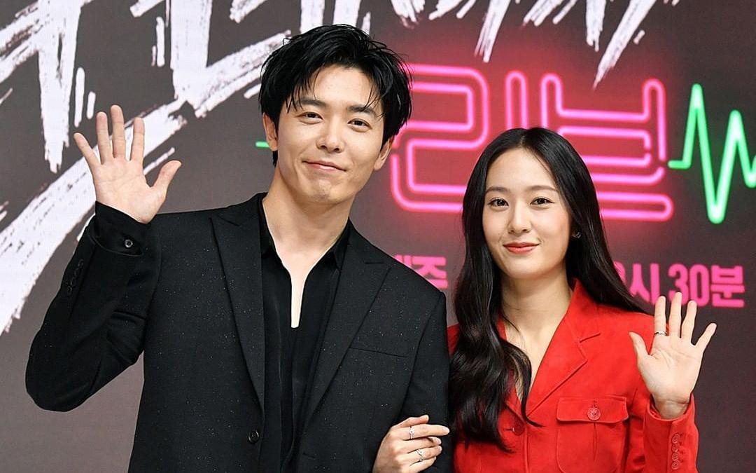 Krystal（右）與金材昱在《瘋狂愛上你》的第一場吻戲竟留下滿滿的「鼻涕」回憶。（翻攝KBS Drama IG)