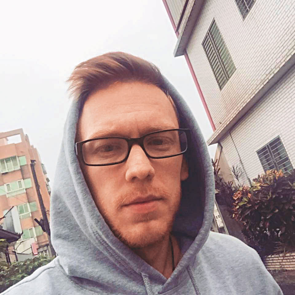 我們利用視訊及臉書訊息越洋採訪小波（Bohdan Kushch），訪問數次被警報聲打斷。 （翻攝自臉書）