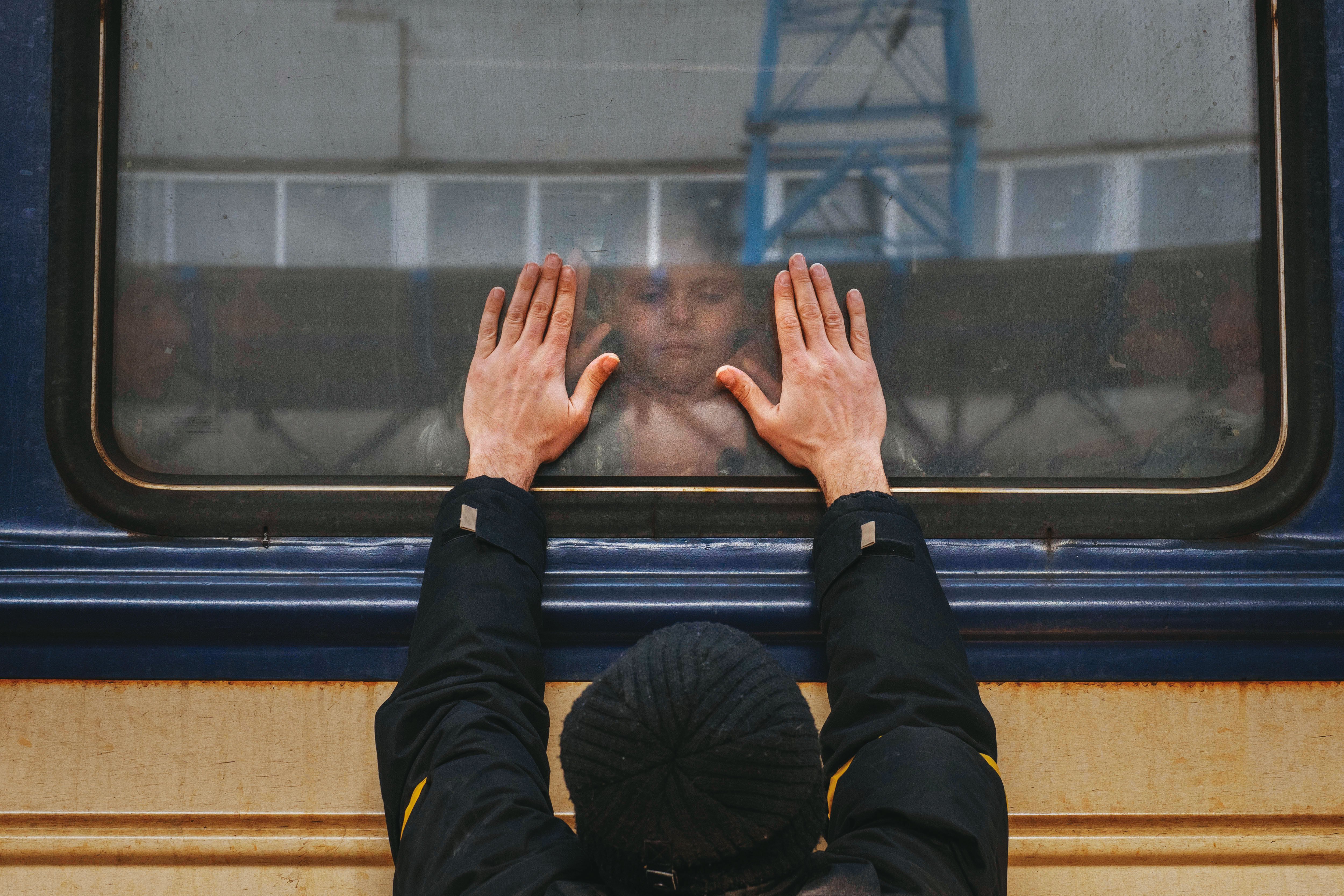 過去10天，已至少有150萬名烏克蘭人因俄羅斯入侵成為難民，前往邊境國家。（達志影像）