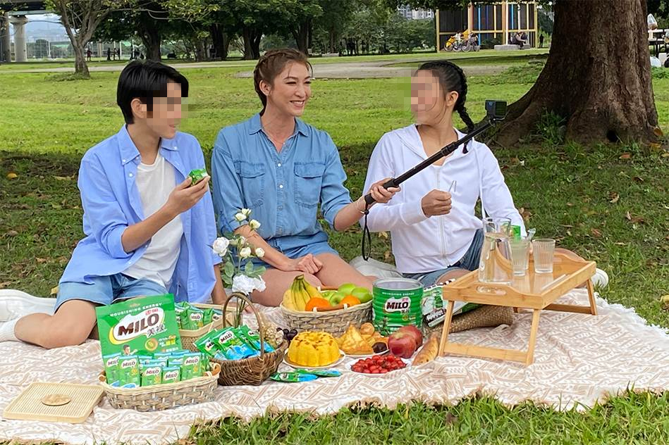 李詠嫻今年再次攜一雙兒女Ryder和Makayla，一起擔任雀巢美祿品牌代言人。（台灣雀巢提供）