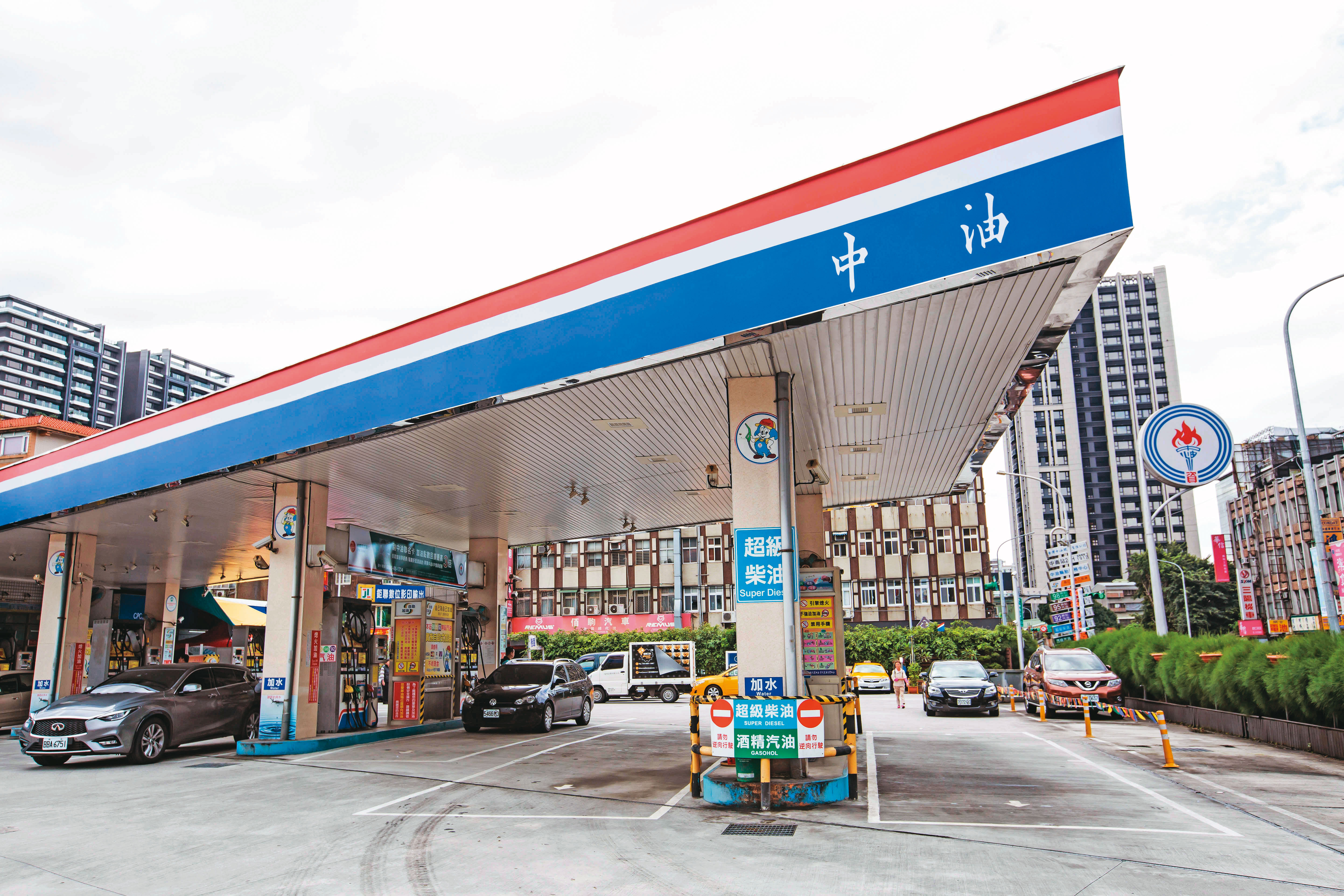 烏俄開戰，不僅玉米、小麥價格飛升，國際油價也暴漲。