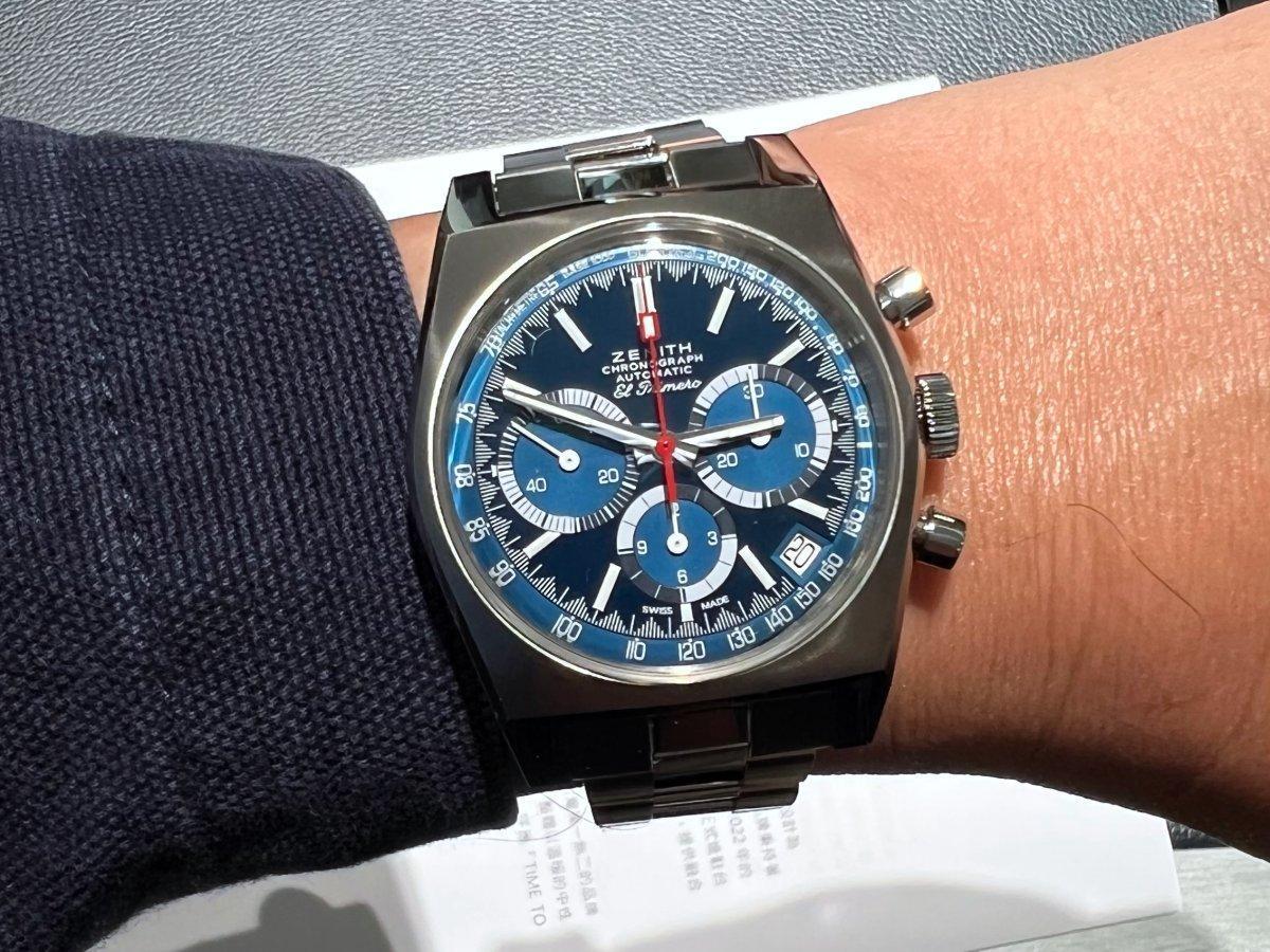 日前剛發表的最新款 Chronomaster Revival A3818 「The Airweight Cover Girl」鈦輕封面女郎復刻版腕錶，定價約NT$318,100（限量250只）。