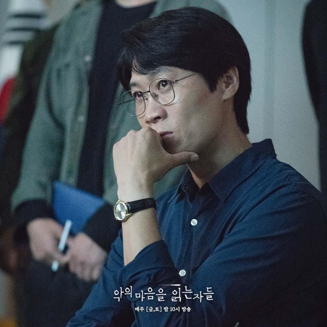 陳善圭飾演金南佶的上司,同時也是積極爭取引起犯罪側寫師制度的關鍵人物。(翻攝自SBS DRAMA Facebook)