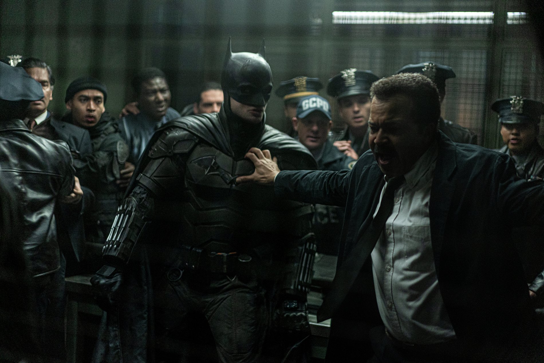 傑佛瑞萊特（右）與羅伯派汀森（左）在片中有多場對手戲，充滿各種一觸即發的氣氛。（華納兄弟提供）