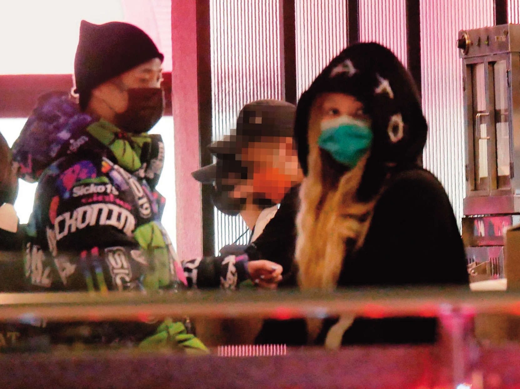 2/25 23:40 阿夜（左）負責結帳，Lea（右）則默默走到一旁等待。