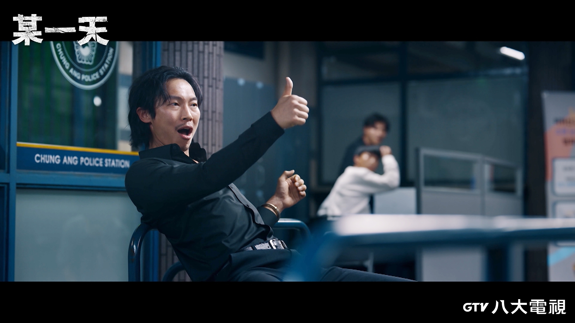 八大電視韓劇《某一天》楊慶元飾演小混混角色詮釋到位，為此戲外被好友們嫌棄。（八大電視提供）