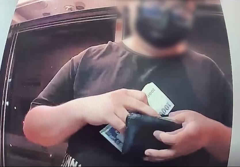 詐欺集團車手盜領錢。（翻攝畫面）