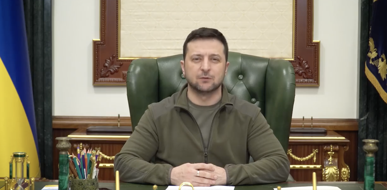 烏克蘭總統澤倫斯基日前在臉書貼出影片，稱人在基輔辦公室，喊話「我不害怕任何人」。（翻攝澤倫斯基臉書）
