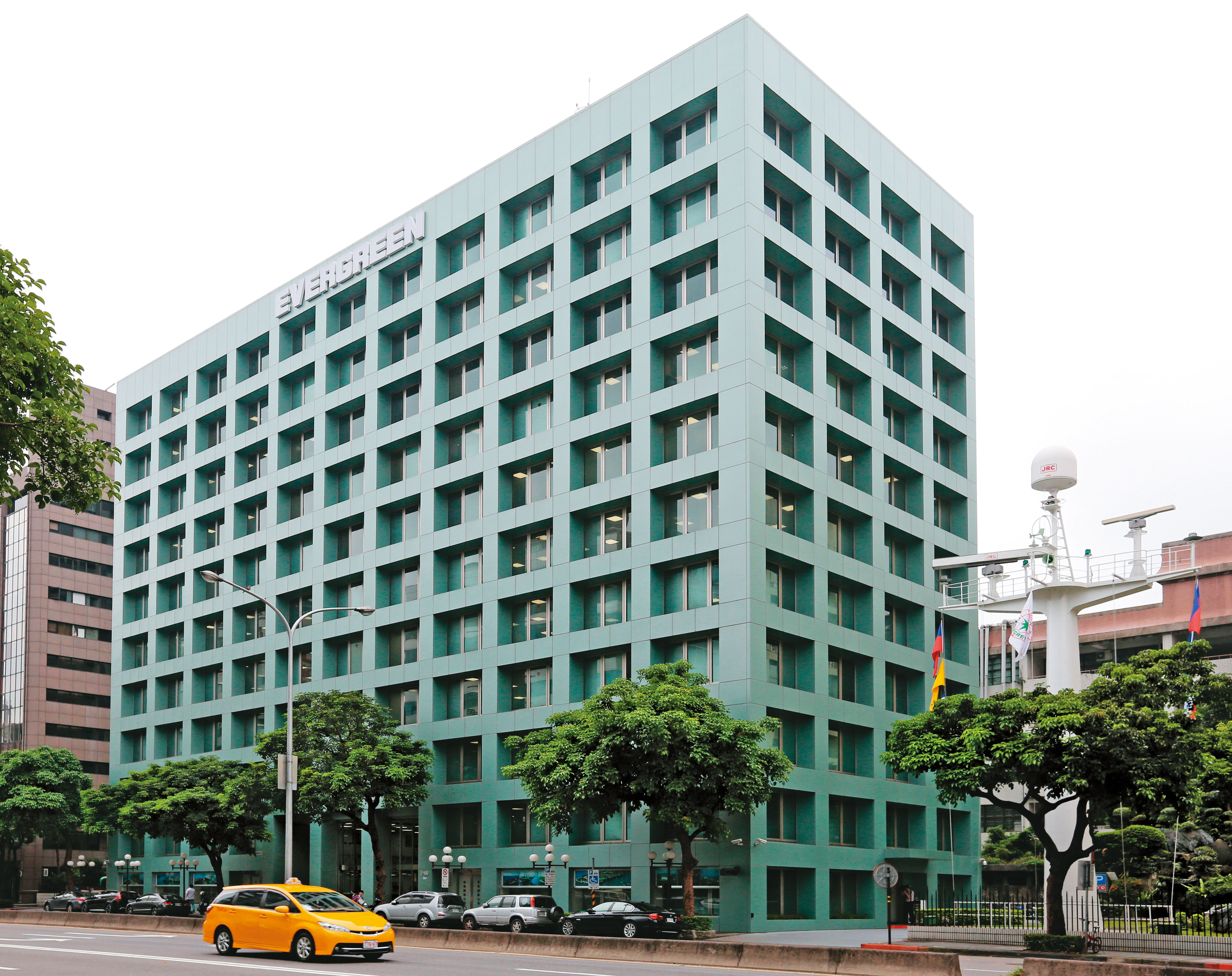 弟弟派拿下長榮國際後，預計在6月30日召開股東會，屆時大哥張國華是否出席，備受市場關注。