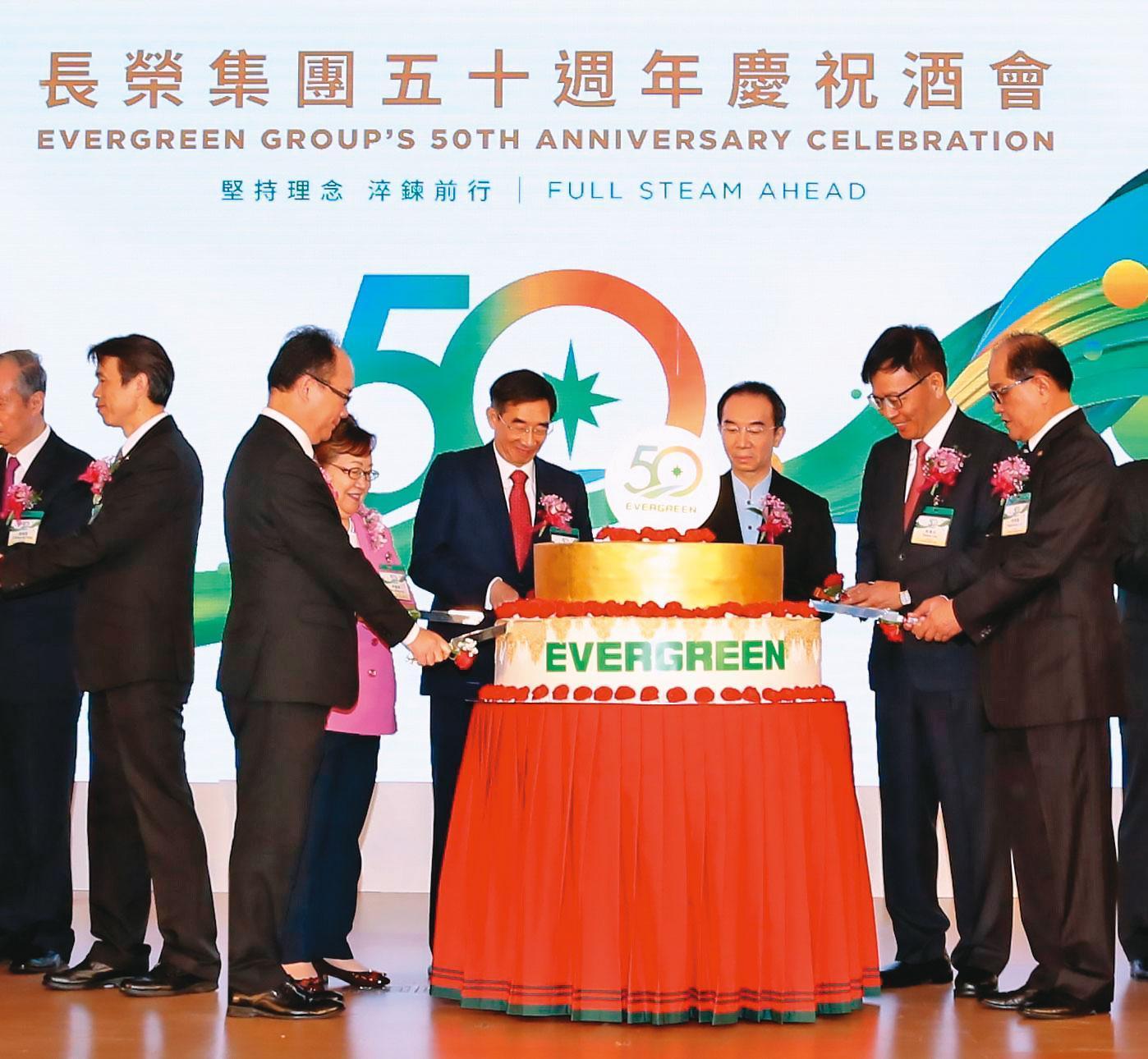 2018年長榮集團50週年慶時,張國華跟張國政聯袂出席同賀,隨著2派競爭越演越烈,此情此景短期內恐難再見到。(翻攝長榮官網)