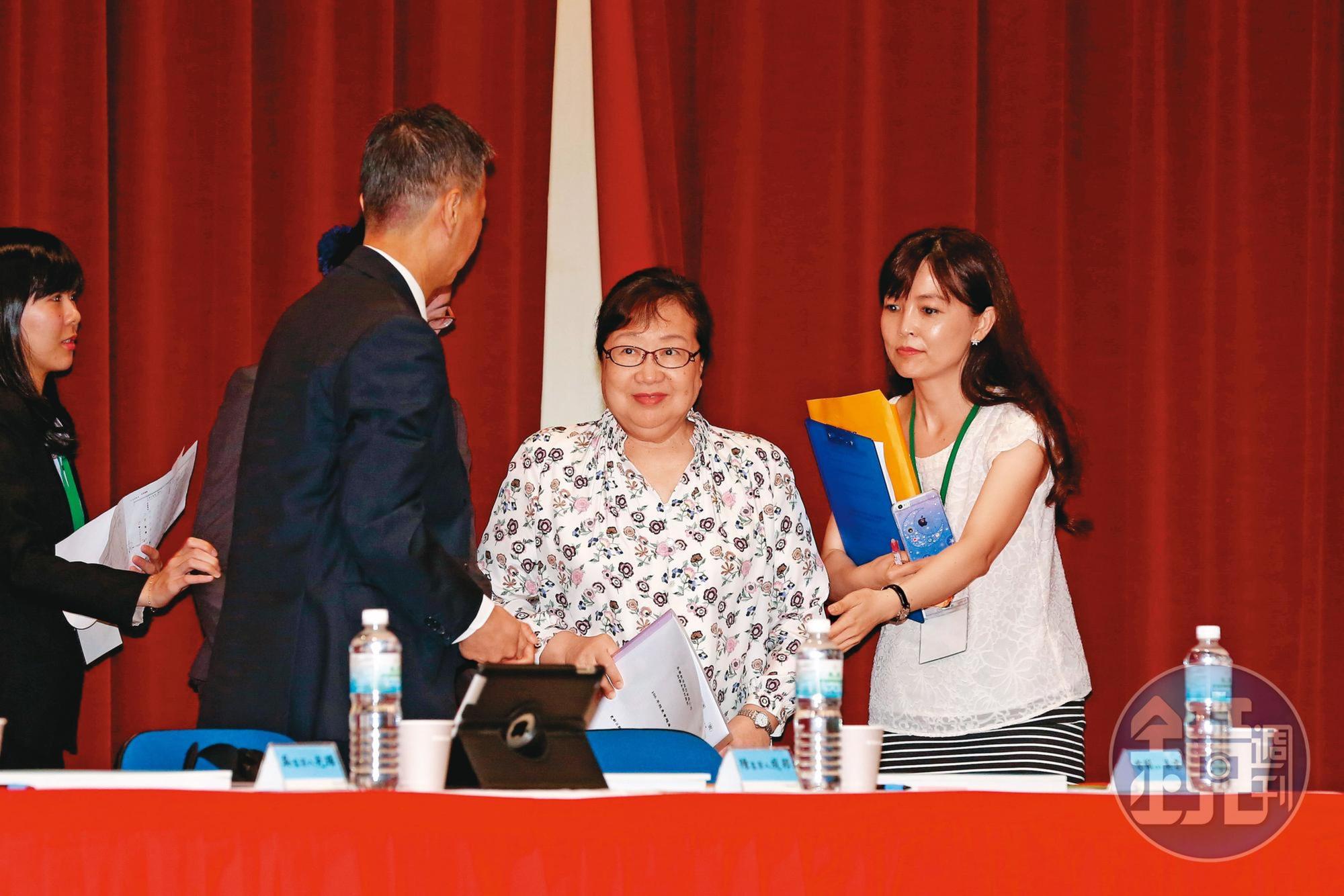知情人士透露,不滿老臣柯麗卿(中)在張國華支持下手握集團大權,是弟弟們結盟原因之一。