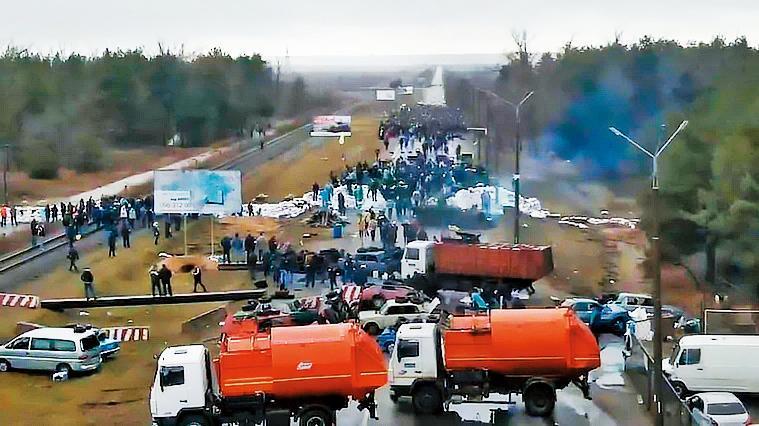烏克蘭的札波羅熱(Zaporizhzhia)核電廠也成俄國攻擊目標,烏國當地工人和居民聯手堆起臨時路障,並開來大型車輛,警告俄軍不要進入。(翻攝推特)